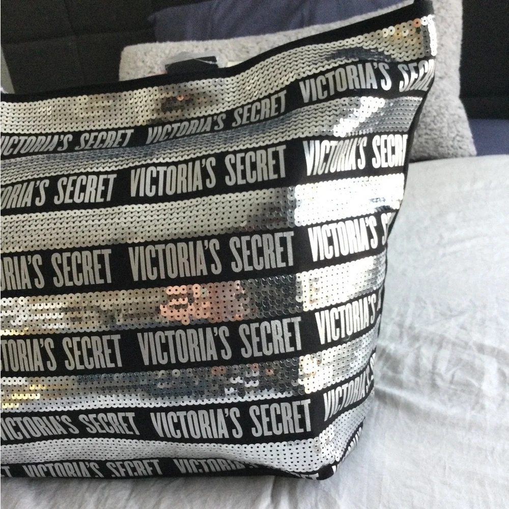 PRICE DROP! NWT Large Victoria's Secret Beach Bag & cosmetic bag - Picture 10 of 12